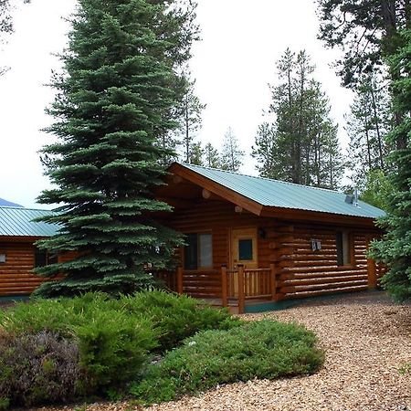 Silverwolf Log Chalets Coram 外观 照片