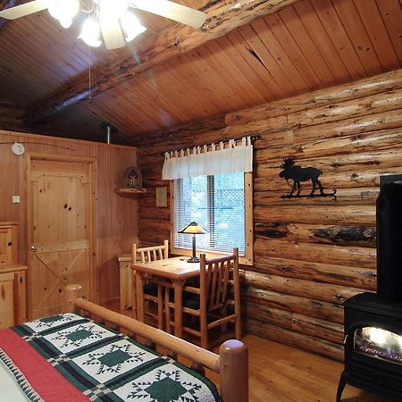 Silverwolf Log Chalets Coram 外观 照片