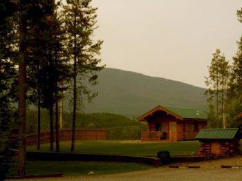Silverwolf Log Chalets Coram 外观 照片