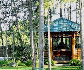 Silverwolf Log Chalets Coram 外观 照片
