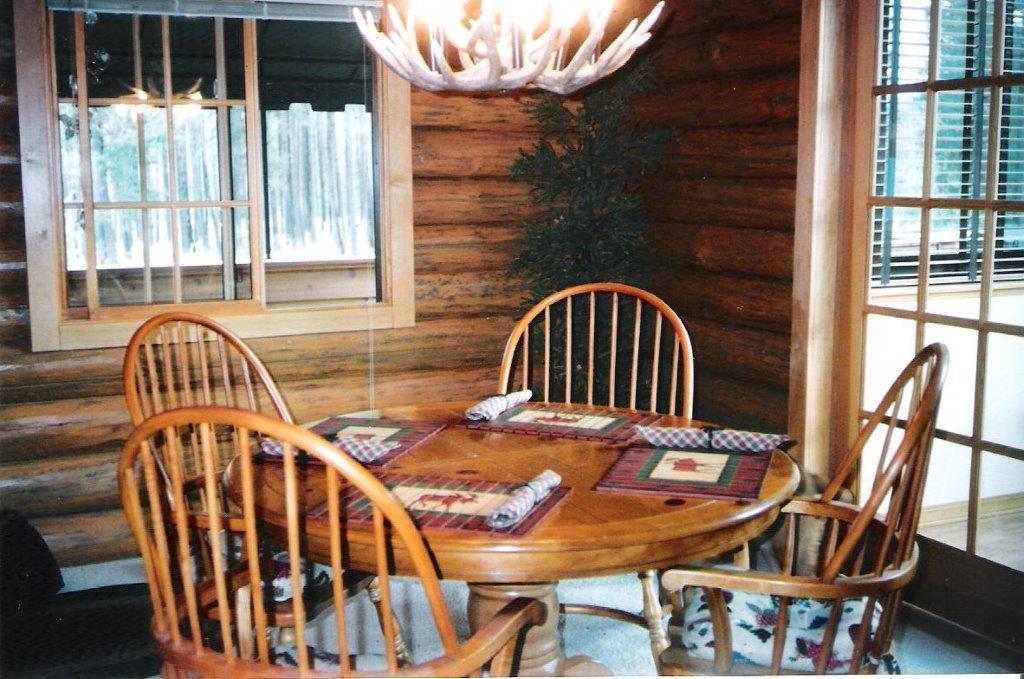 Silverwolf Log Chalets Coram 外观 照片