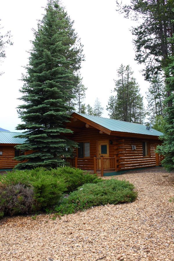 Silverwolf Log Chalets Coram 外观 照片