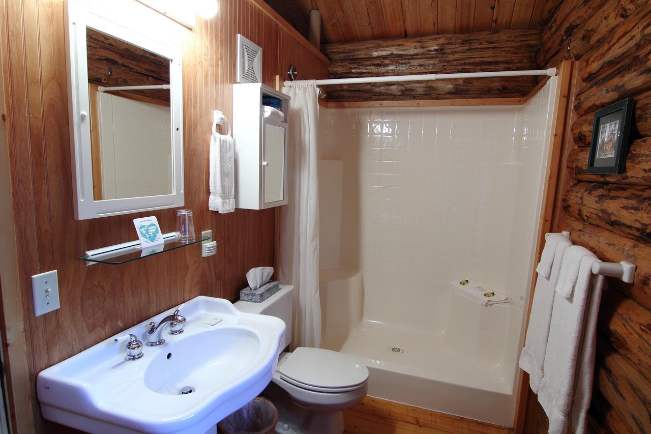 Silverwolf Log Chalets Coram 外观 照片