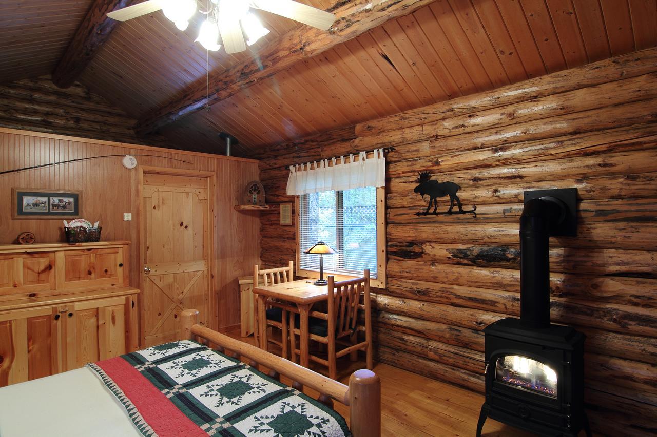 Silverwolf Log Chalets Coram 外观 照片