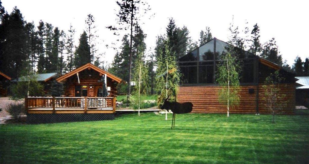 Silverwolf Log Chalets Coram 外观 照片