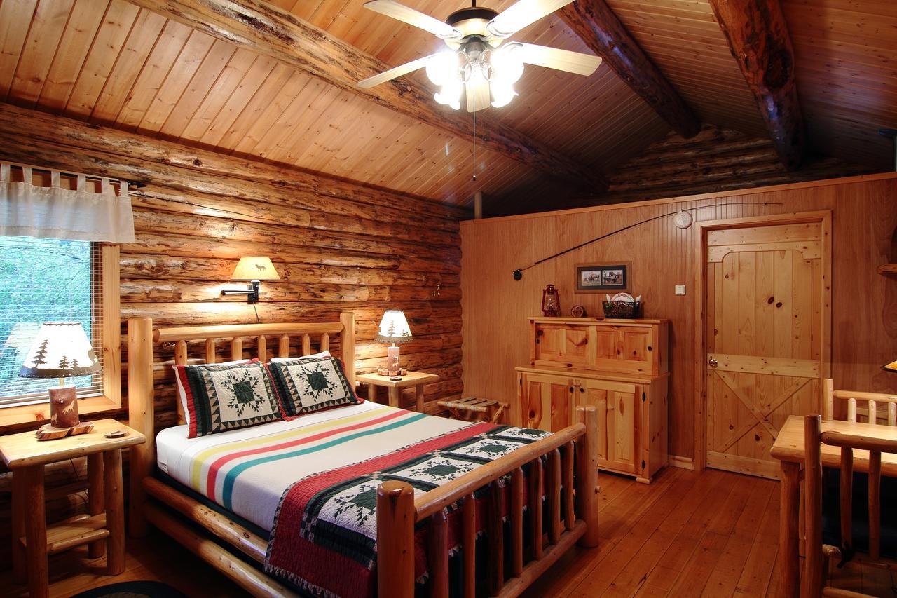 Silverwolf Log Chalets Coram 外观 照片